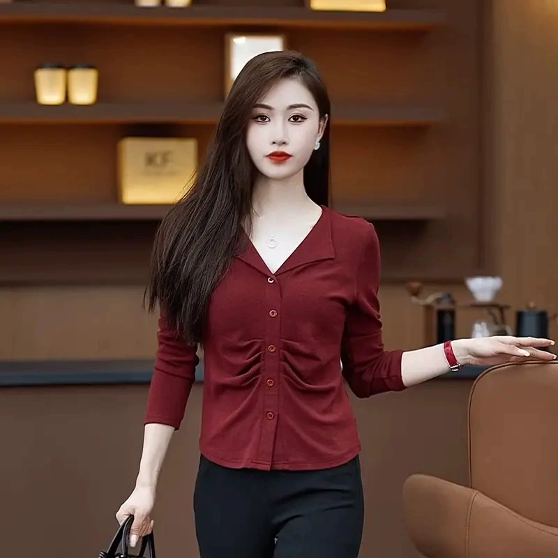 Носить тонкую нижнюю рубашку женская весна и осень 2025 новый трикотажный топ с длинными рукавами модный дикий V-образный короткий рукав