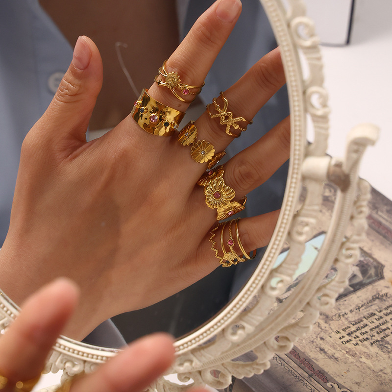TENA oro de 18k acero inoxidable hueco anillo de zircón de alta calidad anillo de titanio diseñado por mujeres de nicho en el viento