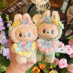 Labubuの子供服の編み物の頭カバーのゴムの布の服のヘアバンドの人形は座ってパーティーの帽子のためによだれかけます。