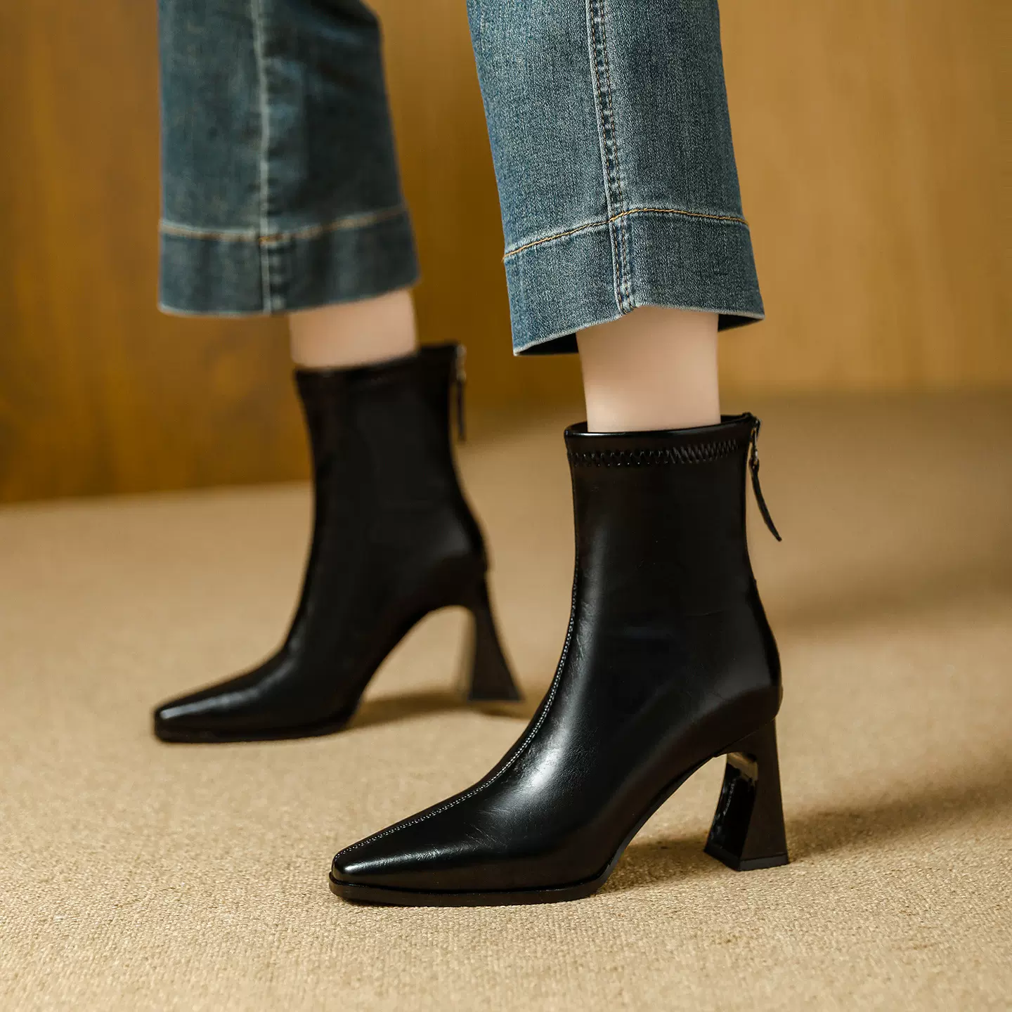 高跟短靴女2025超火靴子气质粗跟中筒女式皮靴冬季尖头时装瘦瘦靴
