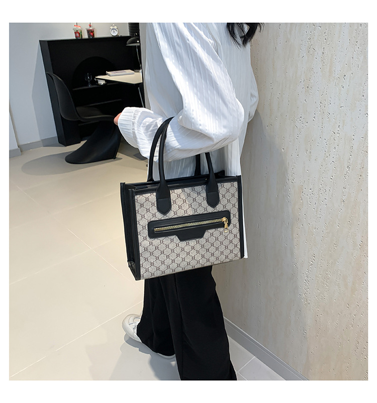 Small niche design, beautiful and personalized handbag for women 2024 new fashionable splicing trend, large capacity_voghion.com