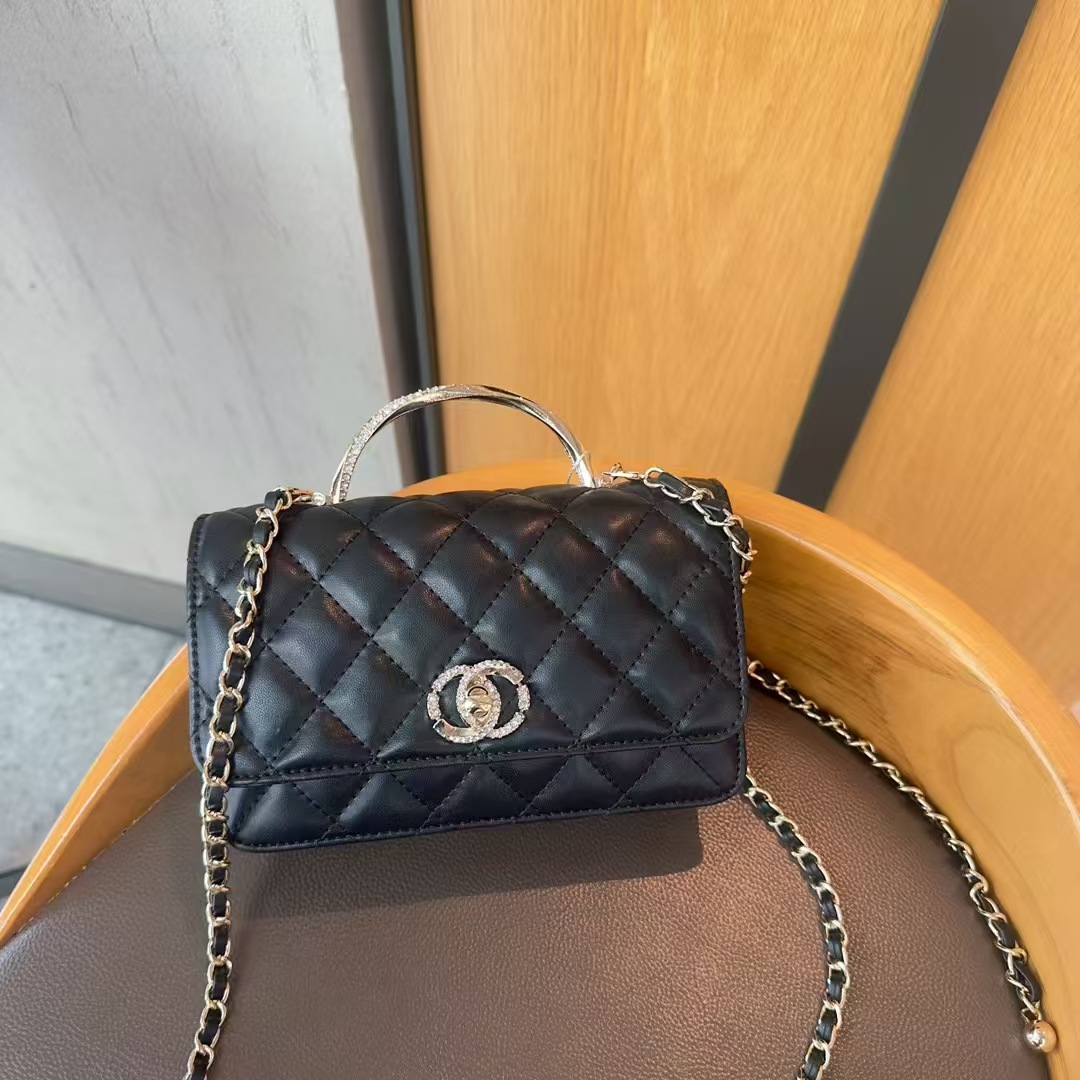 fashionable handheld shoulder bag with diamond pattern