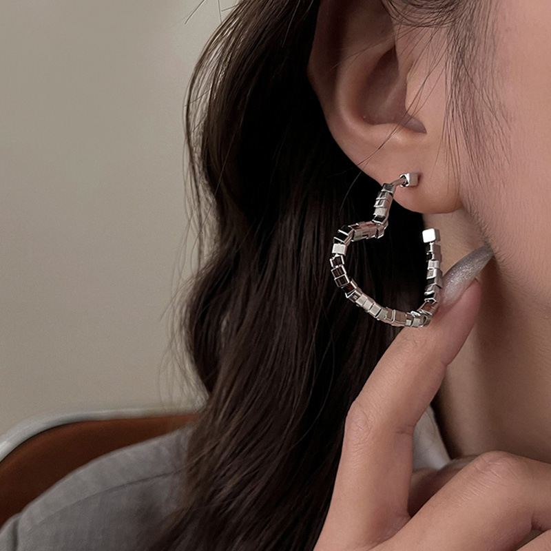 Anillo de metal francés aretes de anillo simple aretes de aretes nuevos estilos de estilo estilo estilo estilo de diseño de nicho temperamento único aretes de mujer cara pequeña