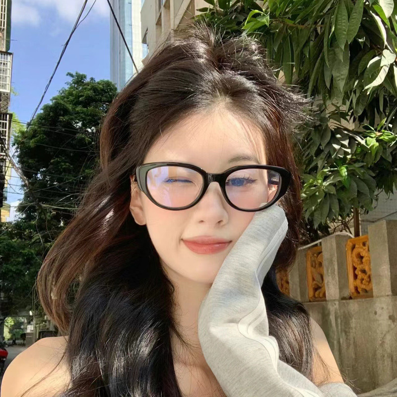 女性用のヨーロッパとアメリカンスタイルのキャットアイフラットメガネ、インターネットセレブの無地の写真撮影、レトロな抗青色光メガネ、近視メガネフレームと組み合わせることができます|undefined