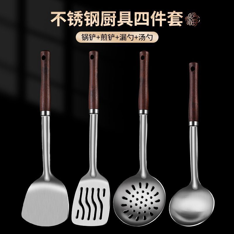 ステンレスのフライパンを厚くして炒めます。鉄のシャベルは家庭用キッチンで、炒め物のスプーンが漏れています。|undefined