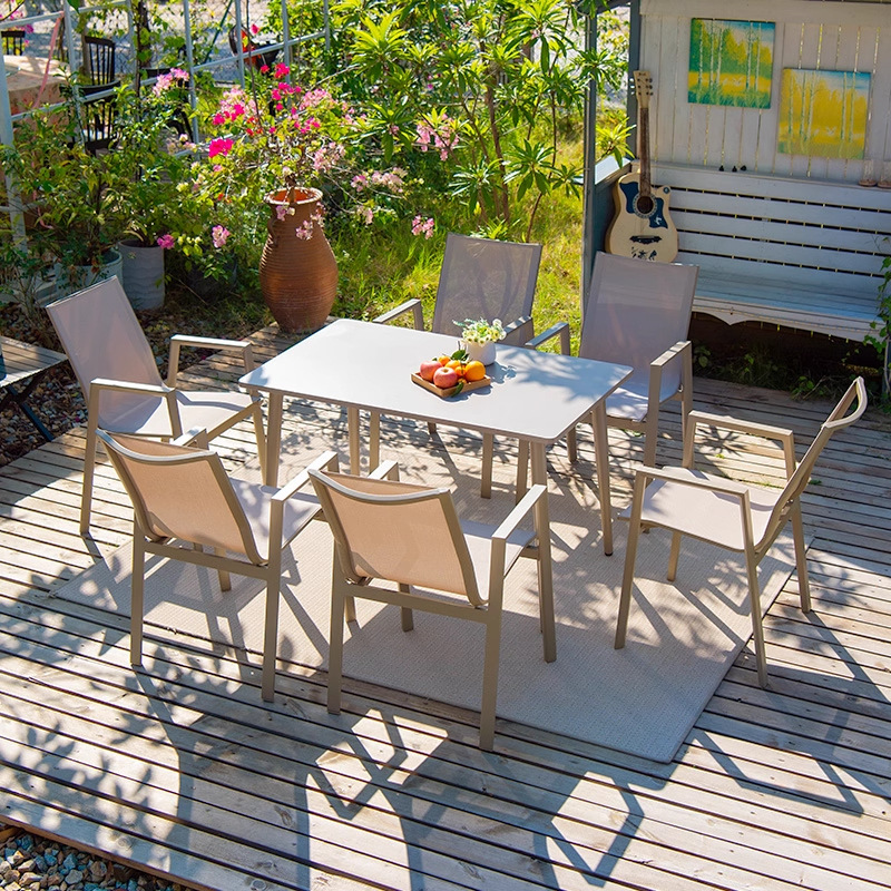 Mesa y silla de patio al aire libre, madera plástica, casa nórdica, patio al aire libre, jardín al aire libre, balcón, combinación de terraza de ocio