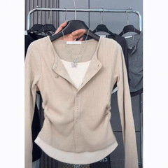 カジュアルなレトロな長袖の底のシャツのtシャツの婦人服の秋の新型の衝突色の偽の2つの肩は肉を遮ってやせている上着を現します。