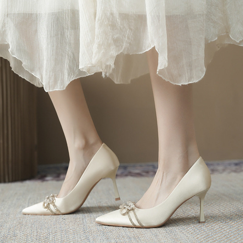 Giày cao gót nữ mũi nhọn gót mảnh đính nơ lụa satin và đá pha lê, gót 6–8 cm — Màu trắng ngà, màu đen