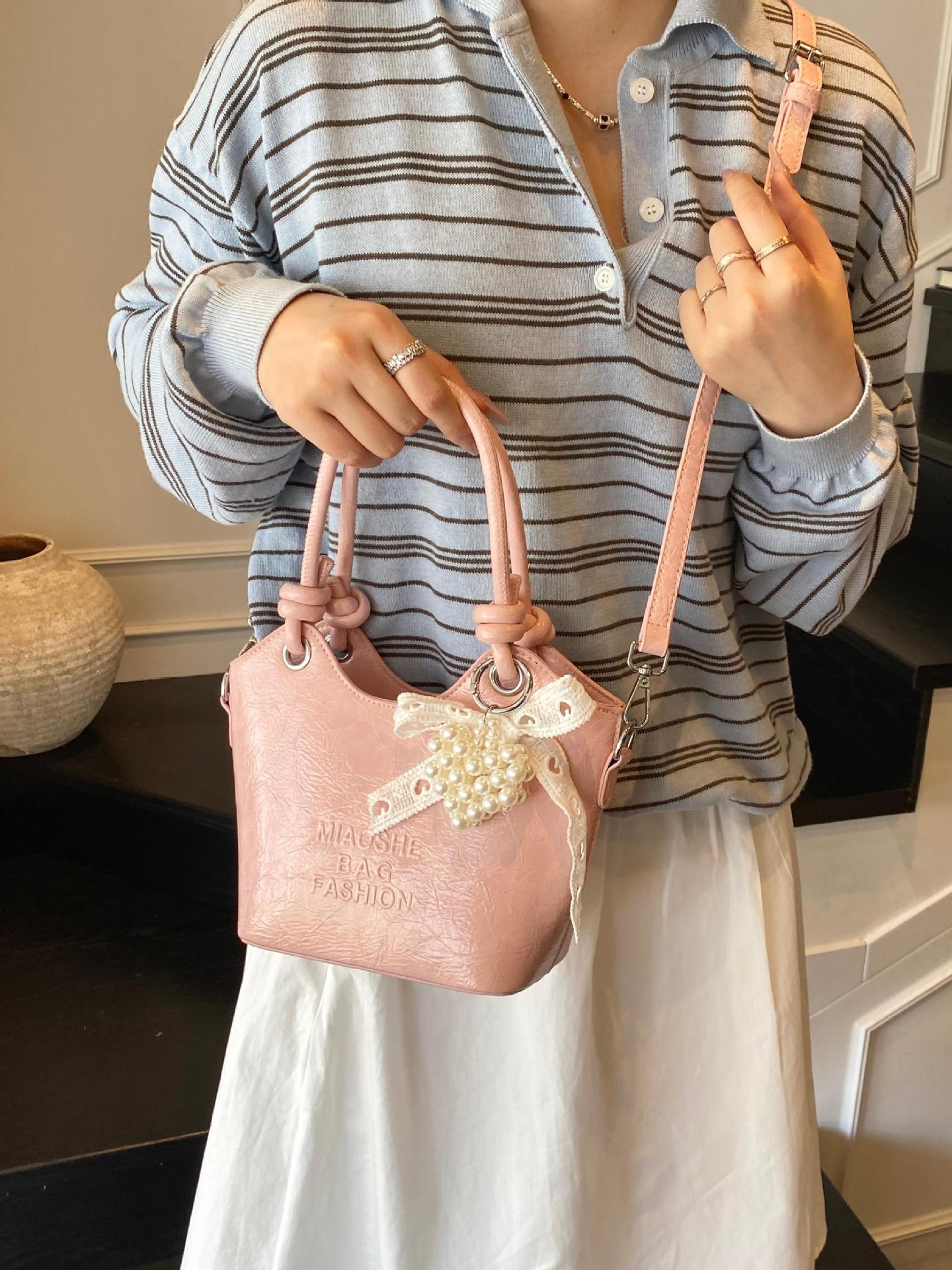 Bolso de mano de estilo occidental de ocio para mujer 2025 nuevo producto de moda de cercanías bolso de mensajero de un solo hombro de todo fósforo bolso de cubo de cuero de cera de aceite