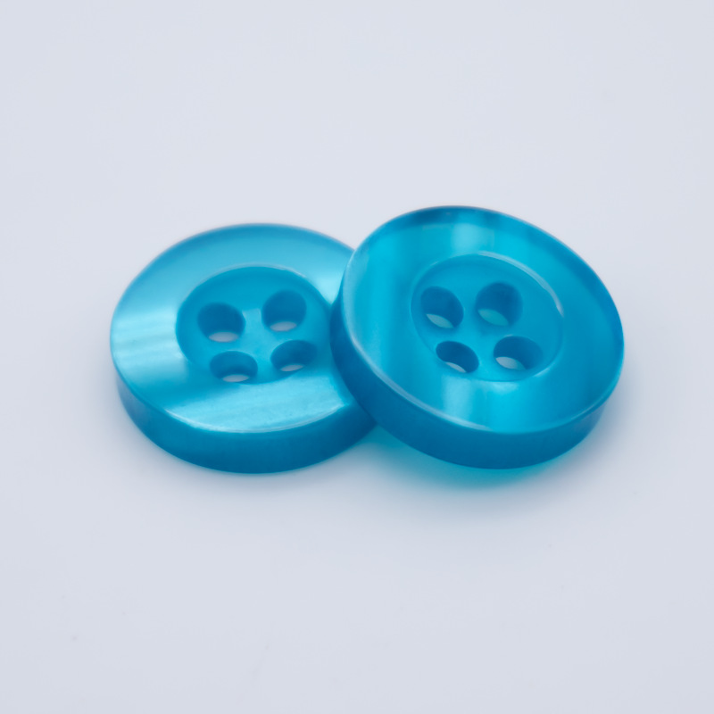 Venta al por mayor de color Botón de camisa de resina hebilla de cuatro ojos transparente blanco y negro Botón de pan teñido en stock botones