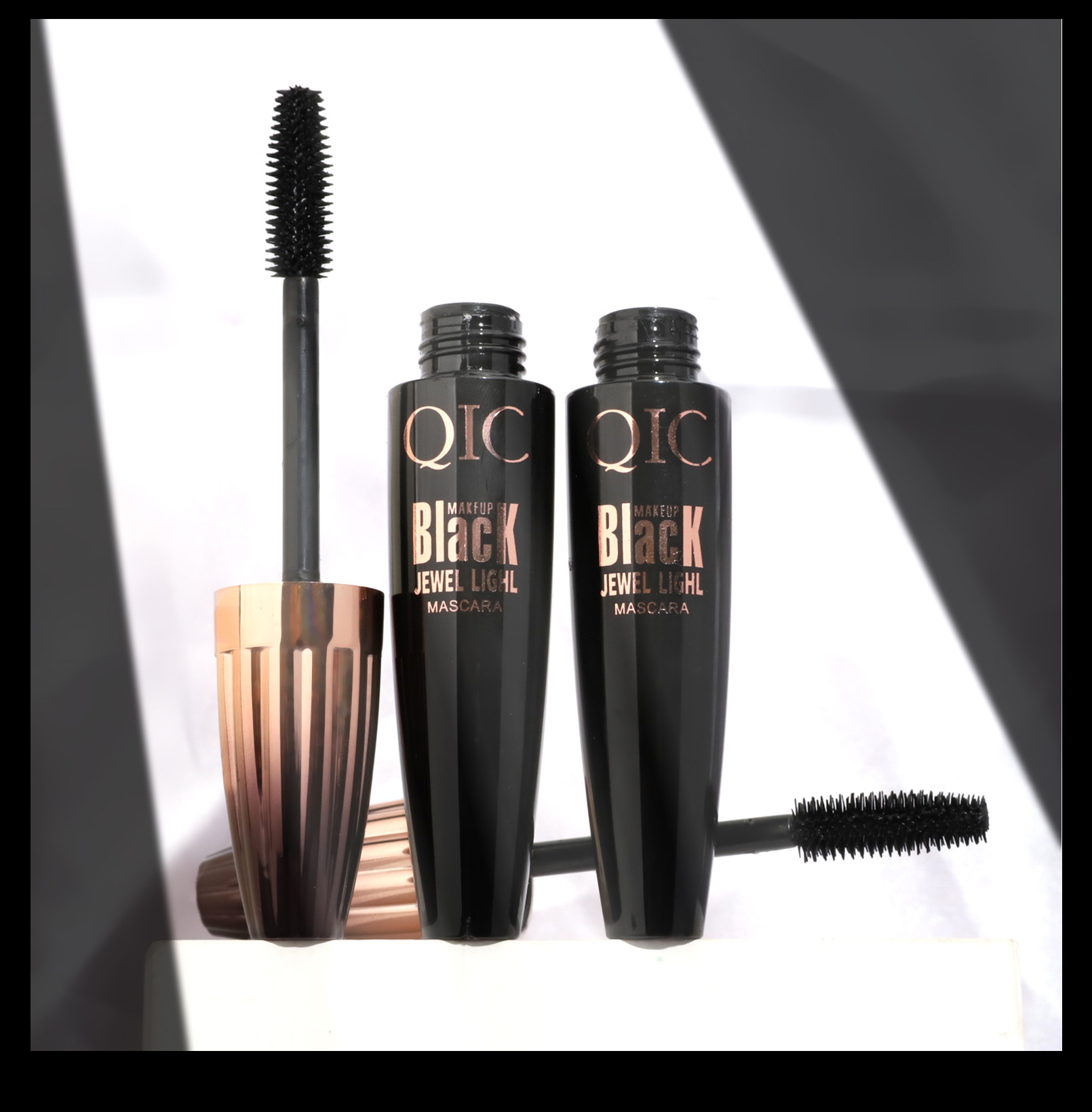 QIC Cini Color Plump 4D Mascara is a long, thick, curling, non-smudging, waterproof Mascara for cross-border makeup undefined