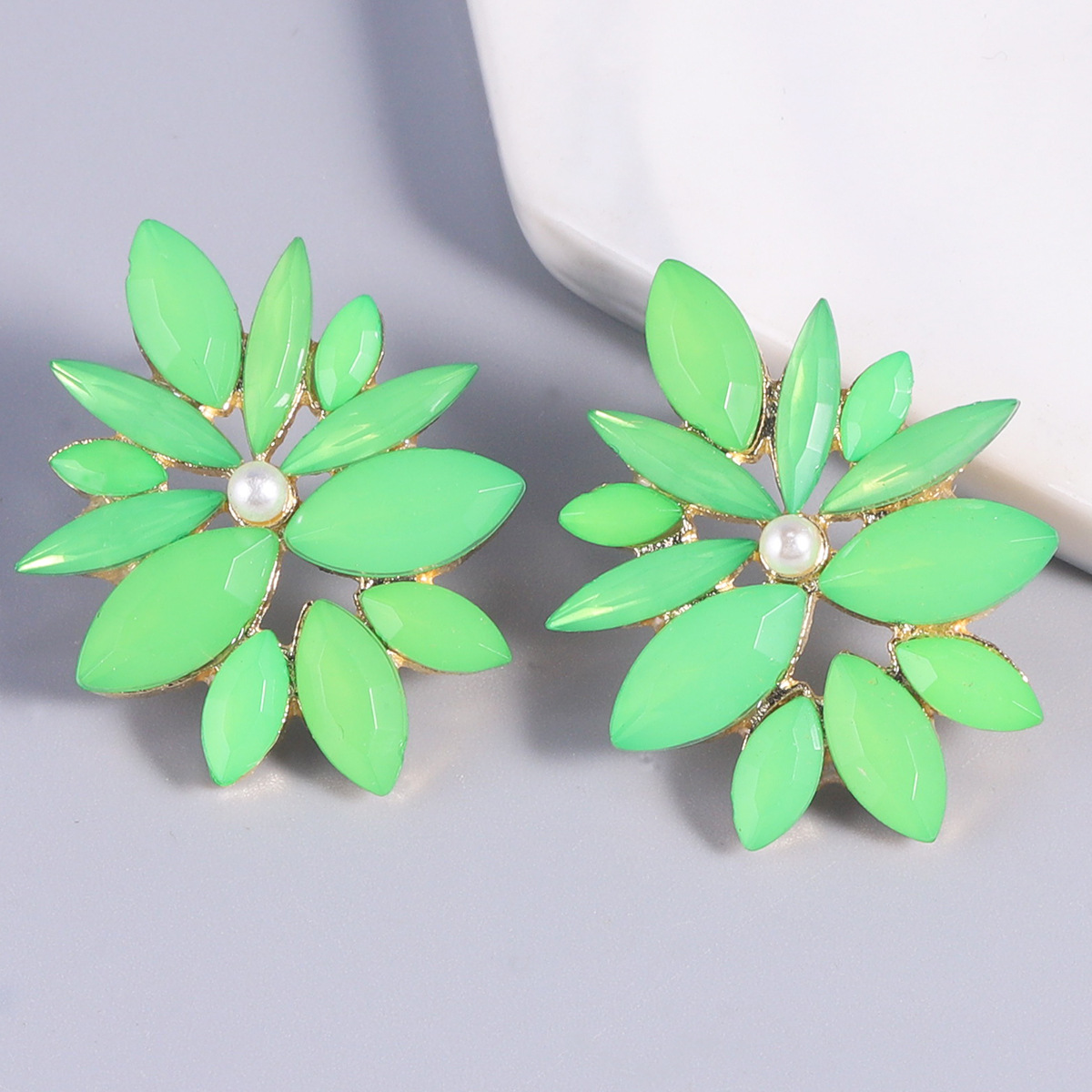 12g Weight 0.03µm Gold Plating Thickness Electroplated Gold Plating Process Fashion Flower Diamond Alloy Artificial Gemstones Earrings Ear Studs