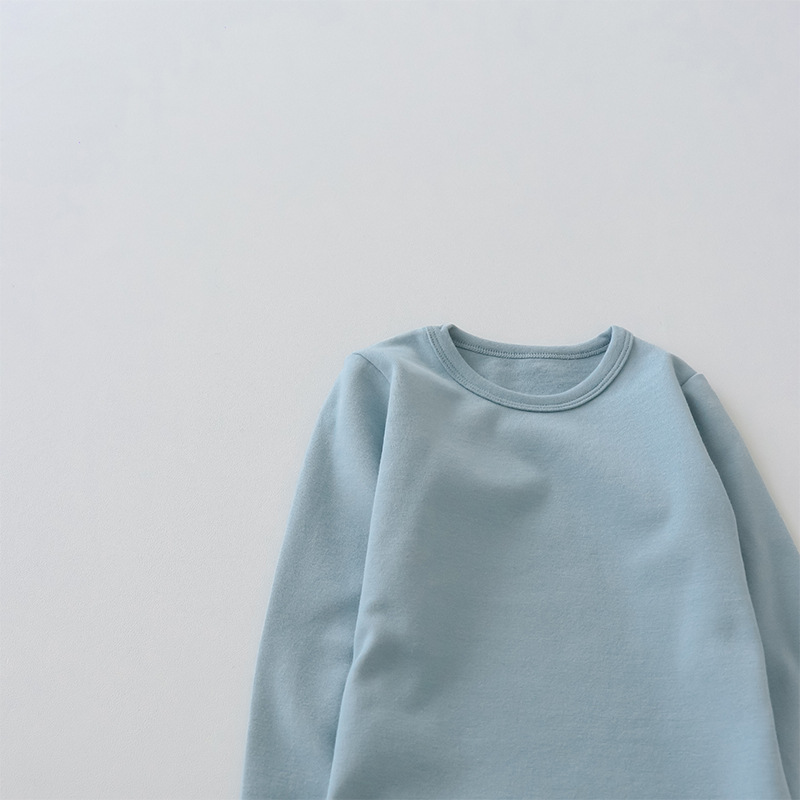 Camiseta de manga larga de algodón puro para niños 2026, camiseta básica para primavera y otoño, top cepillado de cuello redondo de color liso y corte holgado para niños y niñas.