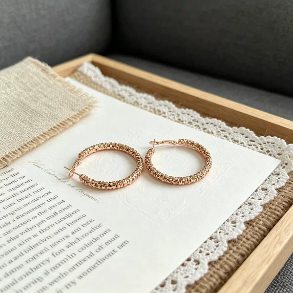 European and American exaggerated silver and rose gold hoop earrings for women, fashionable and elegant, simple hoop design, high-end cold-tone earrings, factory wholesale