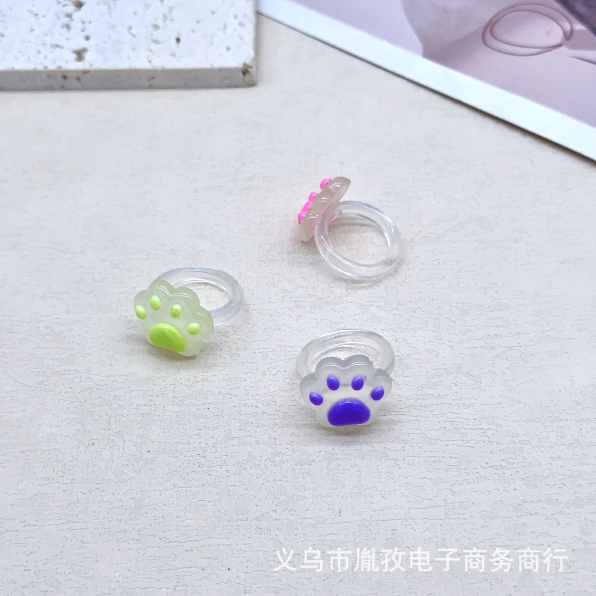 Nuevo transparente luminoso gato de dibujos animados Palma garra de gato Oso De Palma anillo de resina linda chica Linda joyería de joyería Linda