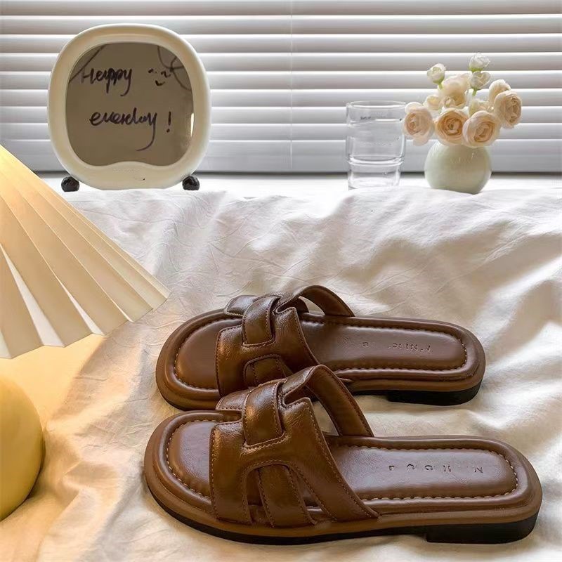 Sandalias y pantuflas retro francesas con una sola palabra para mujer 2025 nuevo estilo exterior zapatos Muller tejidos con cabeza cuadrada zapatillas de playa de suela blanda