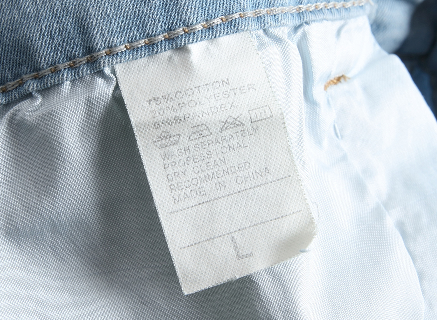 Bianco e vissuto slim per i jeans da uomo dalla vestibilità attillata_voghion.com