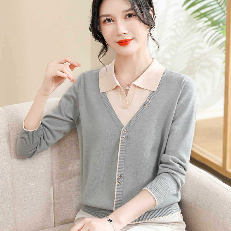 お母さんの秋の服の洋風の偽の上着のニットの底のシャツの中で年配の女性の春秋は長袖のプルオーバーのセーターをめくります。|undefined