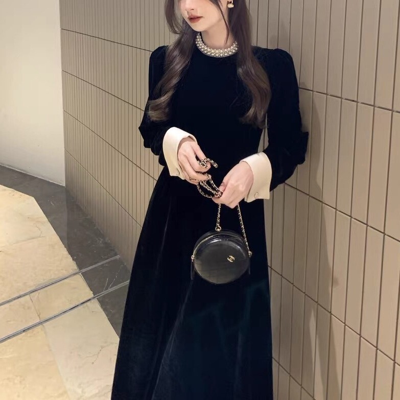 French Style Hanging Pearl Contrasting Neckline Black Velvet Dress for Women Autumn and Winter Elegant Atmosphere Short Little Black Dress
