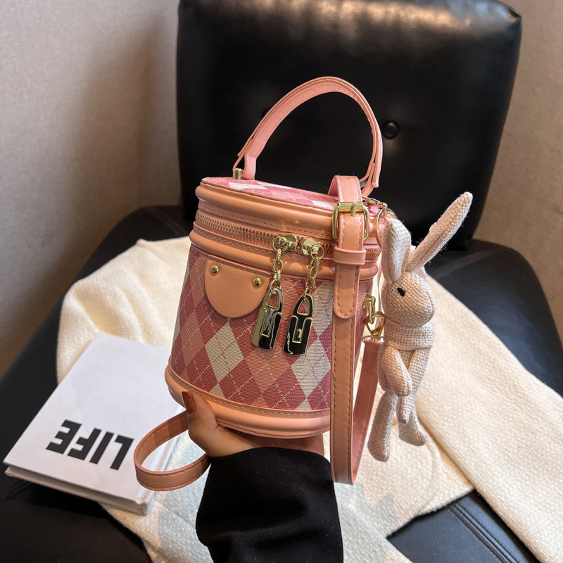 Розовая подвеска