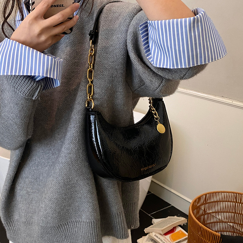 Bolsa de media luna de aire de alto nivel, bolsa de brazo para mujeres 2025, nuevo invierno de moda universal, cadena de hombro, bolsa de tramo inclinada