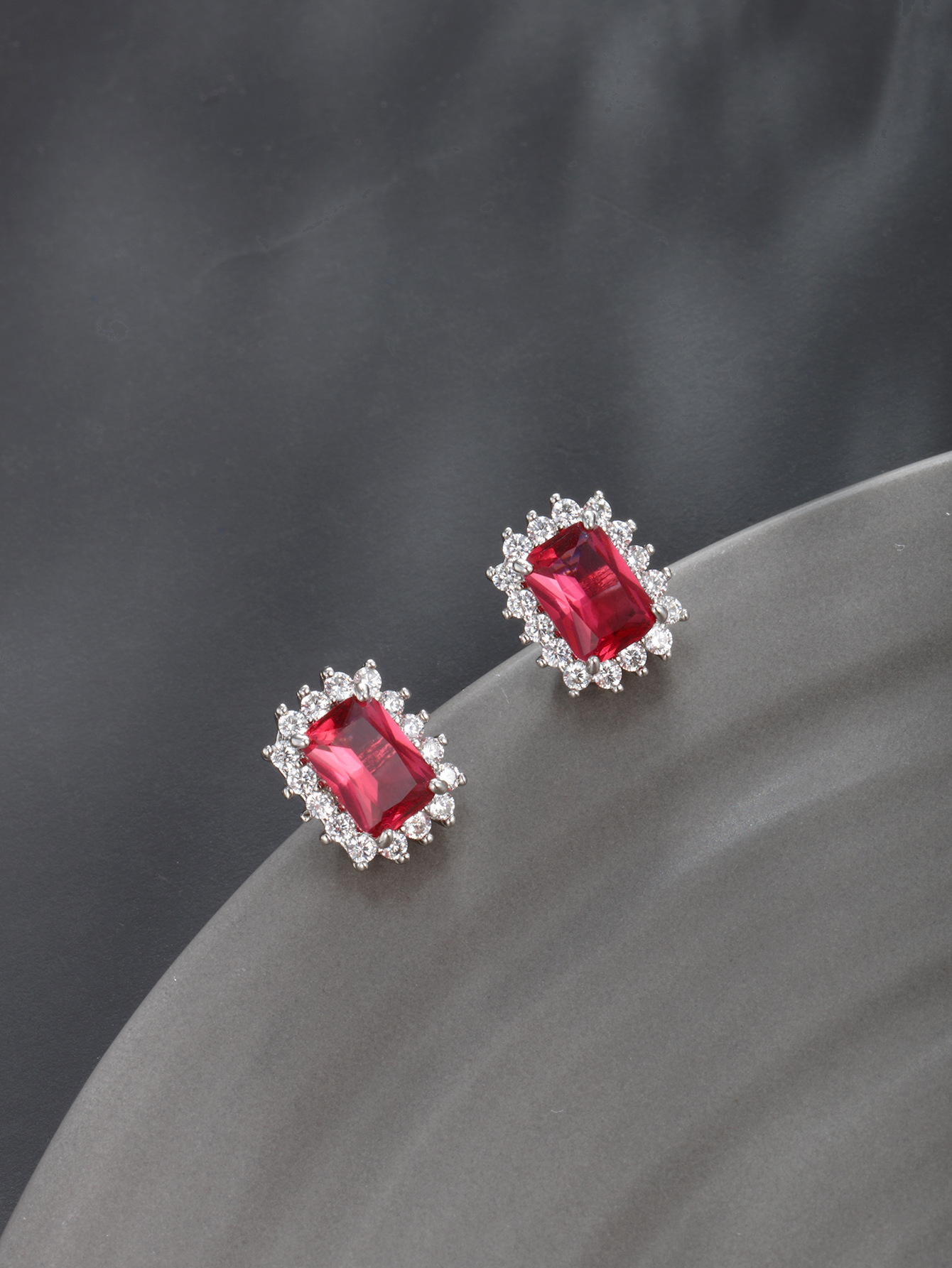 Xu Ping piedra preciosa artificial esmeralda Pendientes cuadrados Retro Europa y América Moda transfronteriza Pendientes dorados Joyería de temperamento Mujer