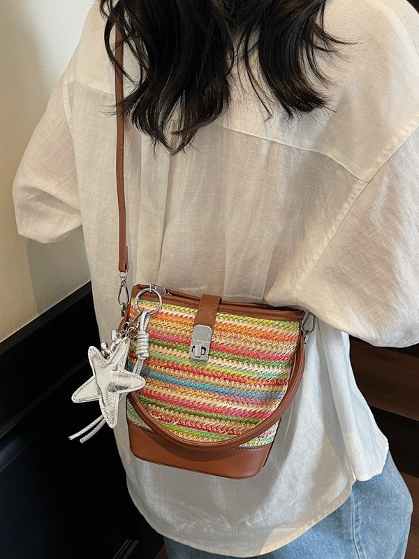 Bolso tejido femenino 2025 nuevo bolso de mensajero de diseño de nicho bolso de cubo de estilo occidental portátil a rayas de color de contraste popular