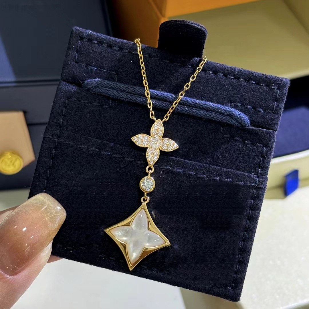 Collana da donna elegante e raffinata in madreperla bianca naturale intarsiata a forma di V, con quadrifoglio placcato oro_voghion.com