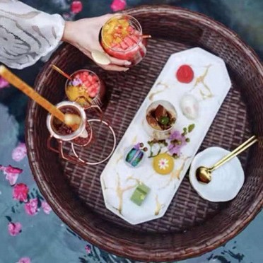 Bali Internet celebridad flotante bandeja redonda ratán cesta en forma de corazón B & B hotel villa piscina plato de cena