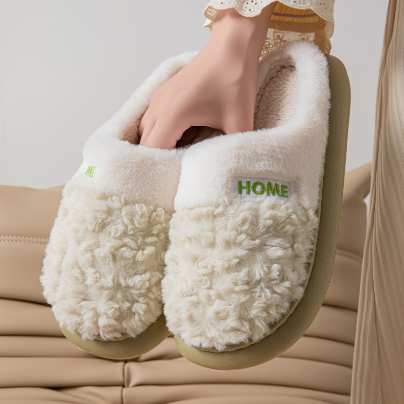 Zapatillas de algodón para hombres y mujeres en otoño y invierno se pueden usar en el exterior para el hogar interior antideslizante con una base gruesa y cálida.