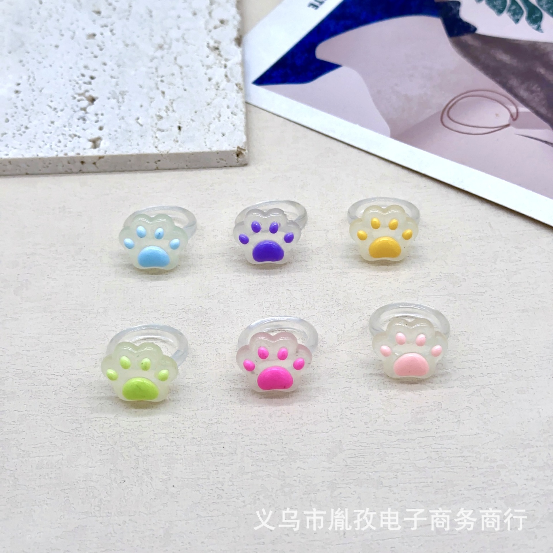 Nuevo transparente luminoso gato de dibujos animados Palma garra de gato Oso De Palma anillo de resina linda chica Linda joyería de joyería Linda