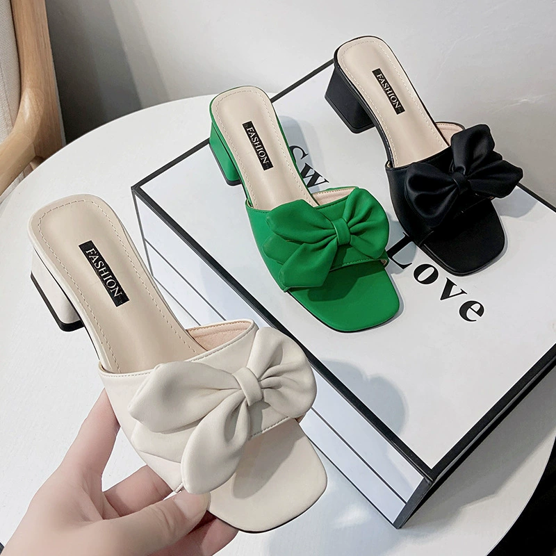 Тапки на высоком каблуке женские летние 2025 новые буксирные дамы с толстыми бантами на среднем каблуке удобные дикие холодные тапочки