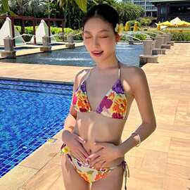新款时尚花朵彩色印花性感挂脖分体系带辣妹风海边度假比基尼泳衣