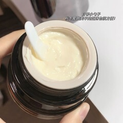 白日夢覚醒家はクリーム化粧前乳を貼って潤いを隔離します。