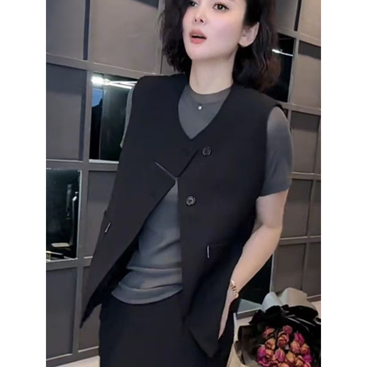 Unique Round-Neck Buttoned Blouse for Women 2026 Super Trendy Spring Outfit Black Vest with Stylish Design That Looks Slimming