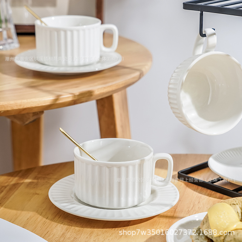 Juego de tazas y platillos de café de hotel Taza de cerámica blanca pura simple Taza de té de la mañana Juego de té de la tarde Taza de desayuno Taza de té con flores