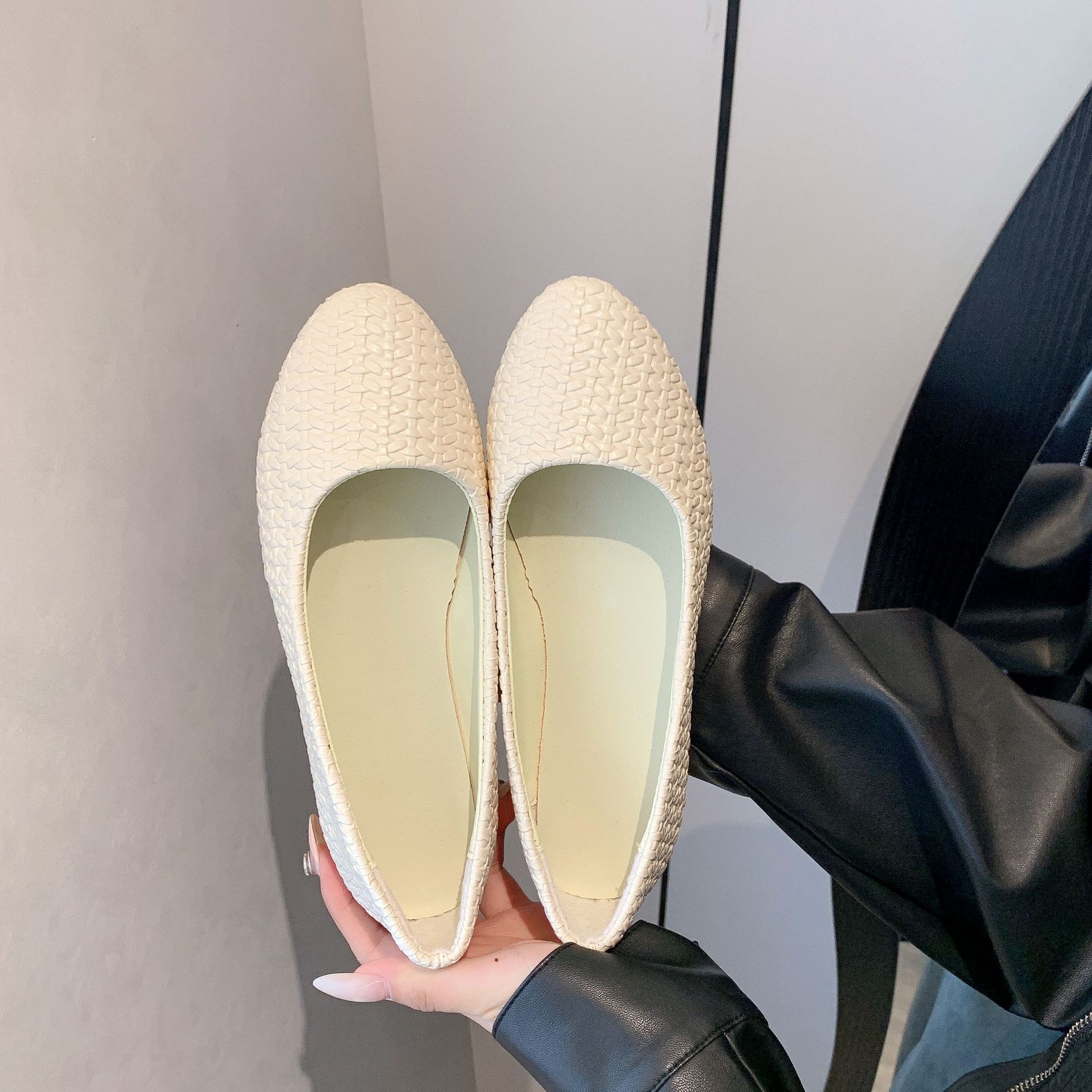 Gran tamaño de diseño trenzado sentido de otoño 2025 nuevo estilo poco profundo cabeza punta suela suave zapatos de abuela retro zapatos de sola plana para mujeres