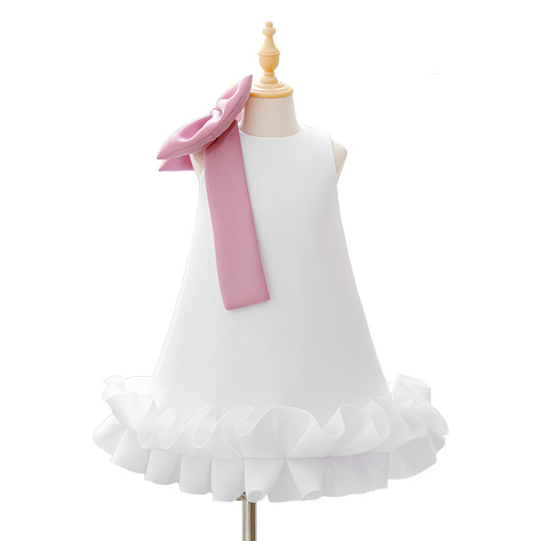 small princess costume with a round collar with bow