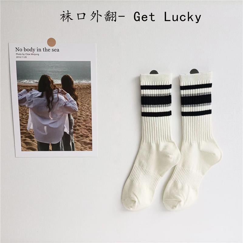 검은색 줄무늬가 있는 긴 흰색 양말