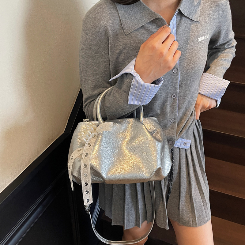 Bolso de diseño de nicho 2025 verano nuevo bolso femenino bolso de hombro de textura de alta gama bolso de mensajero de patrón de agarre de mano de moda