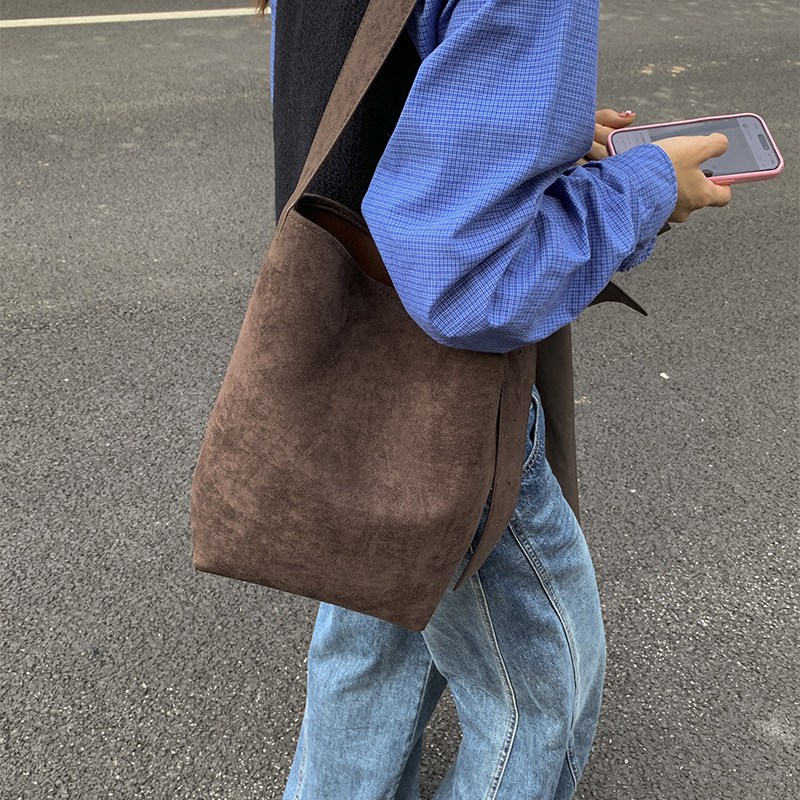 2026 Autumn/Winter Large Capacity Tote Bag For Women Students New Suede Shoulder Bag Simple Korean Style Commuter Bucket Bag - Thumbnail 4