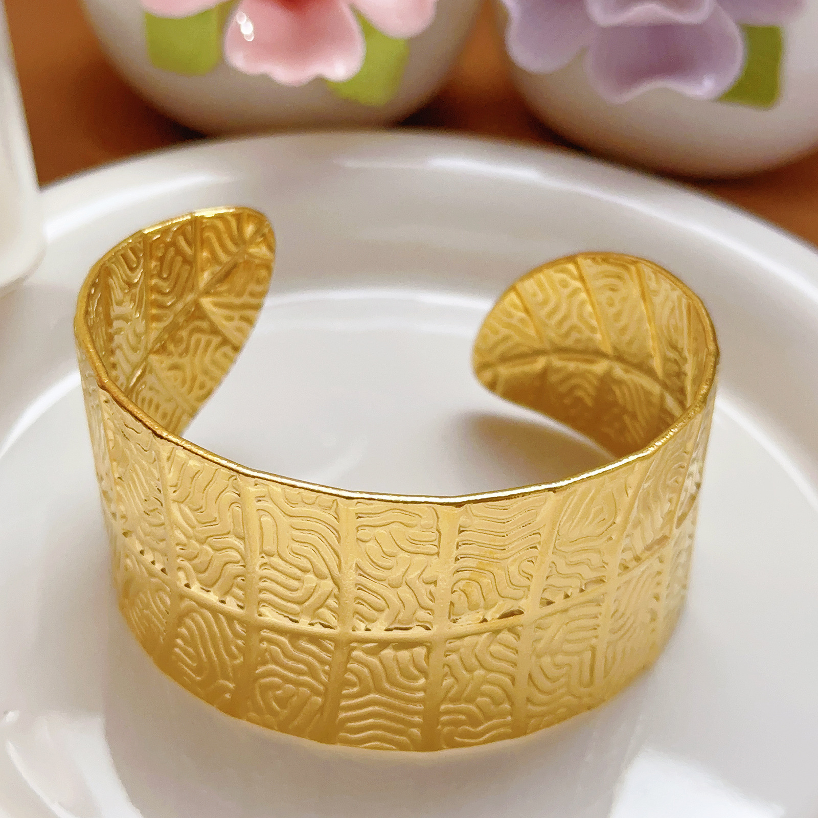 Brazalete de acero inoxidable transfronteriza europea y americana ancha ajustable para mujeres exageradas sensación de alta calidad joyas de brazalete de apertura dorada