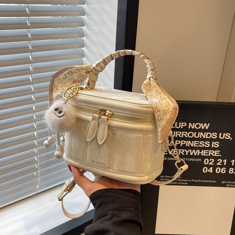 High-End, Simple and Versatile Bag for Women, 2026 Spring and Summer New Niche Design Bucket Bag, Korean Style Hand-Held Shoulder Bag