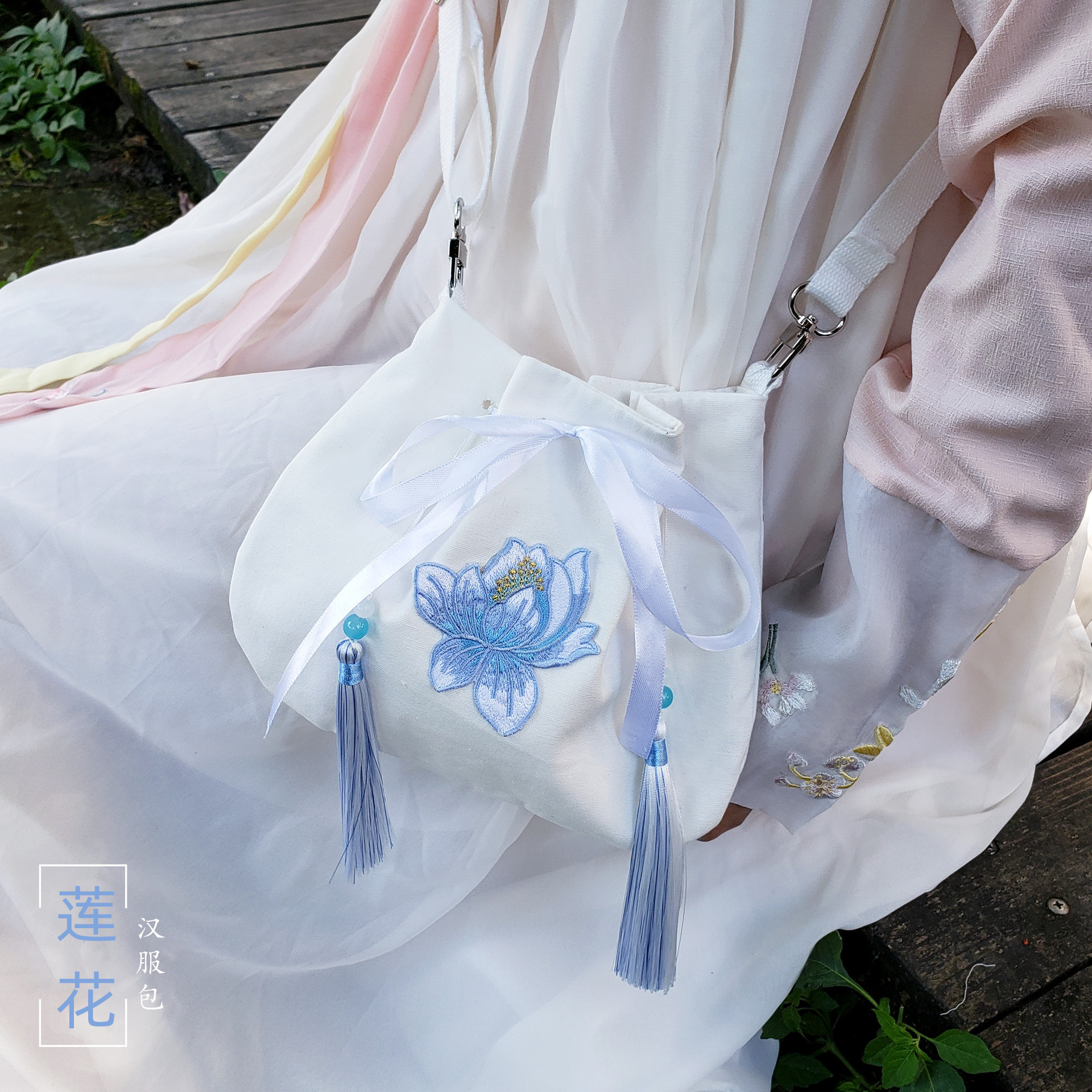 新款莲花刺绣古风汉服包斜跨包中国风流苏包古代荷包配古装女包袋-阿里巴巴