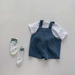 男の子と女の子のスーツ 2025 夏の新作子供用デニムオーバーオール白 T シャツ 2 点セット、ファッショナブルでスタイリッシュ