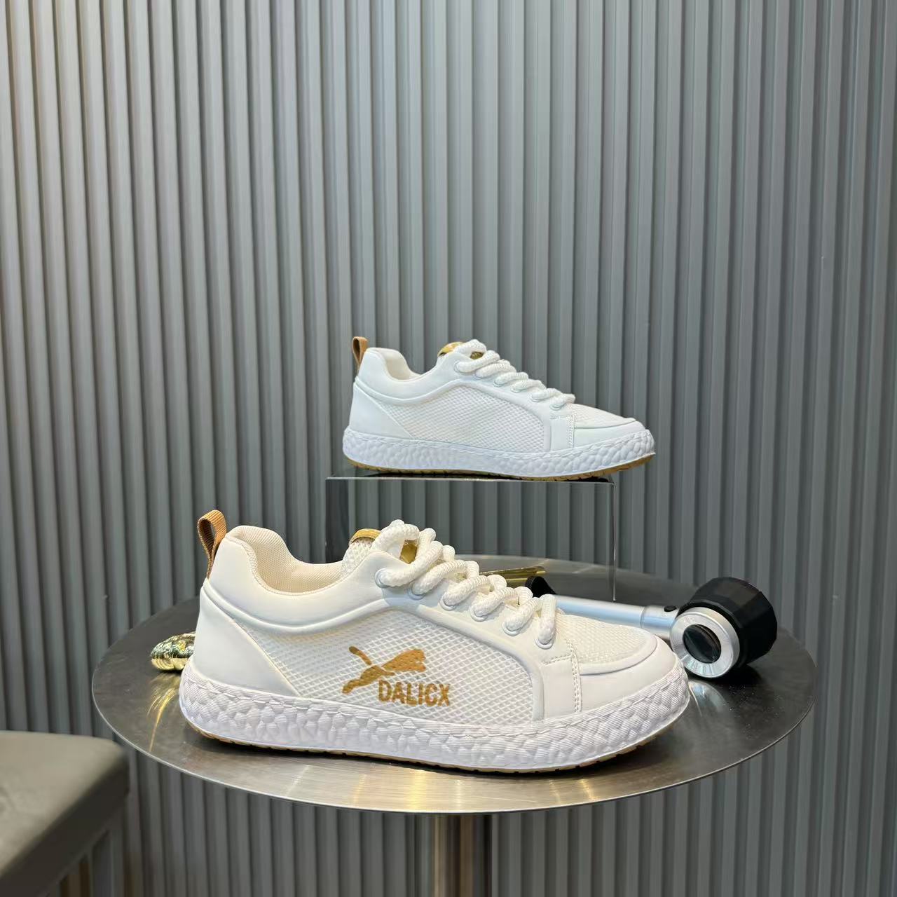 Cómodo y versátil tejido volador transpirable suela suave zapatos casuales antideslizantes zapatos de moda zapatillas de deporte de moda baja primavera y verano nuevos zapatos para hombres