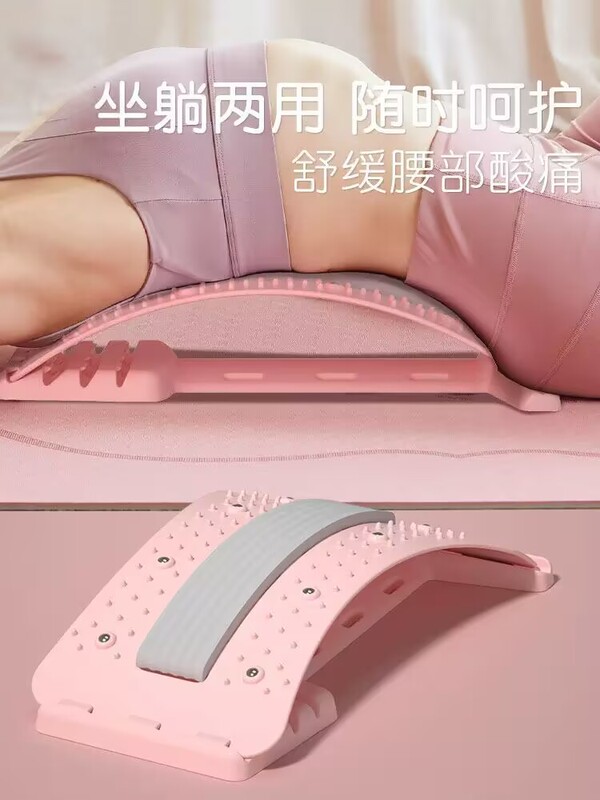 腰椎緩和器クッション腰の痛みの間に、理学療法マッサージ器の家庭用ストレッチ牽引矯正の神器が突出しています。|undefined