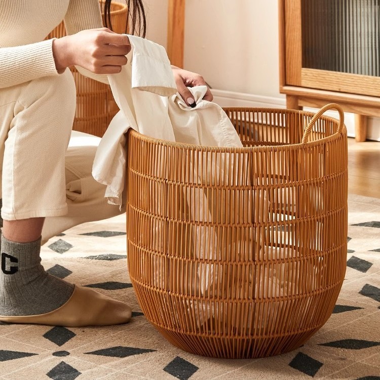 Cesta de ropa sucia tejida de imitación de ratán personalizada cesta de almacenamiento de ropa sucia impermeable acabado de dormitorio baño de hotel cesta de lavandería