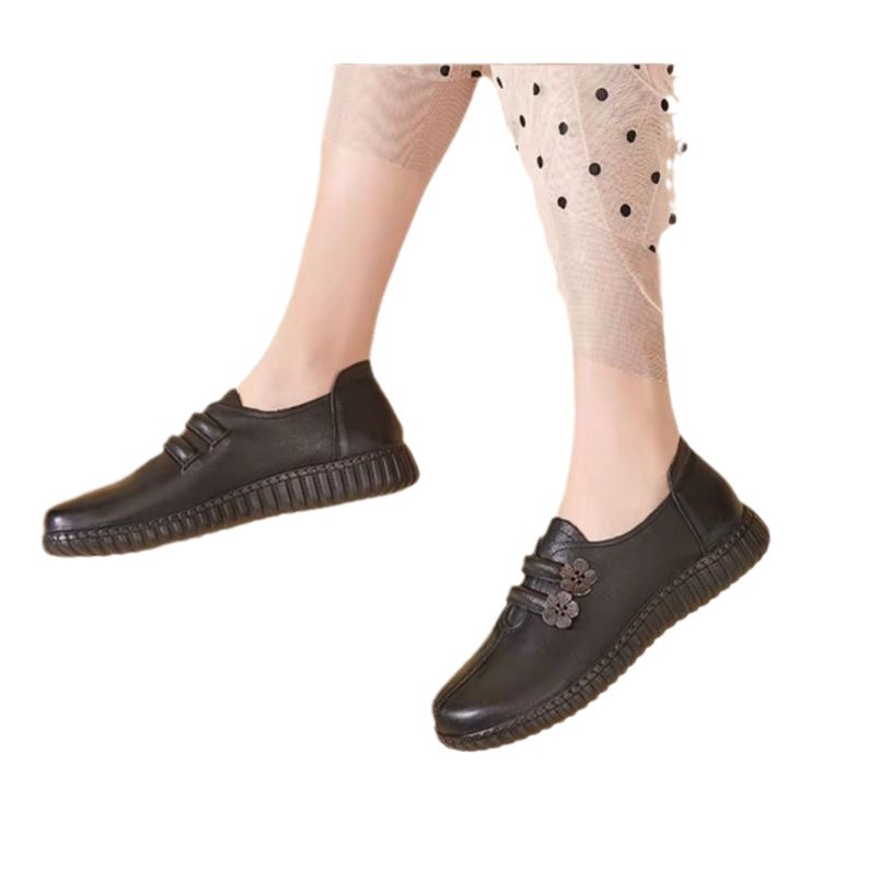 复古花朵盘扣妈妈鞋软底单鞋新款中老年女士皮鞋平底防滑舒适皮鞋