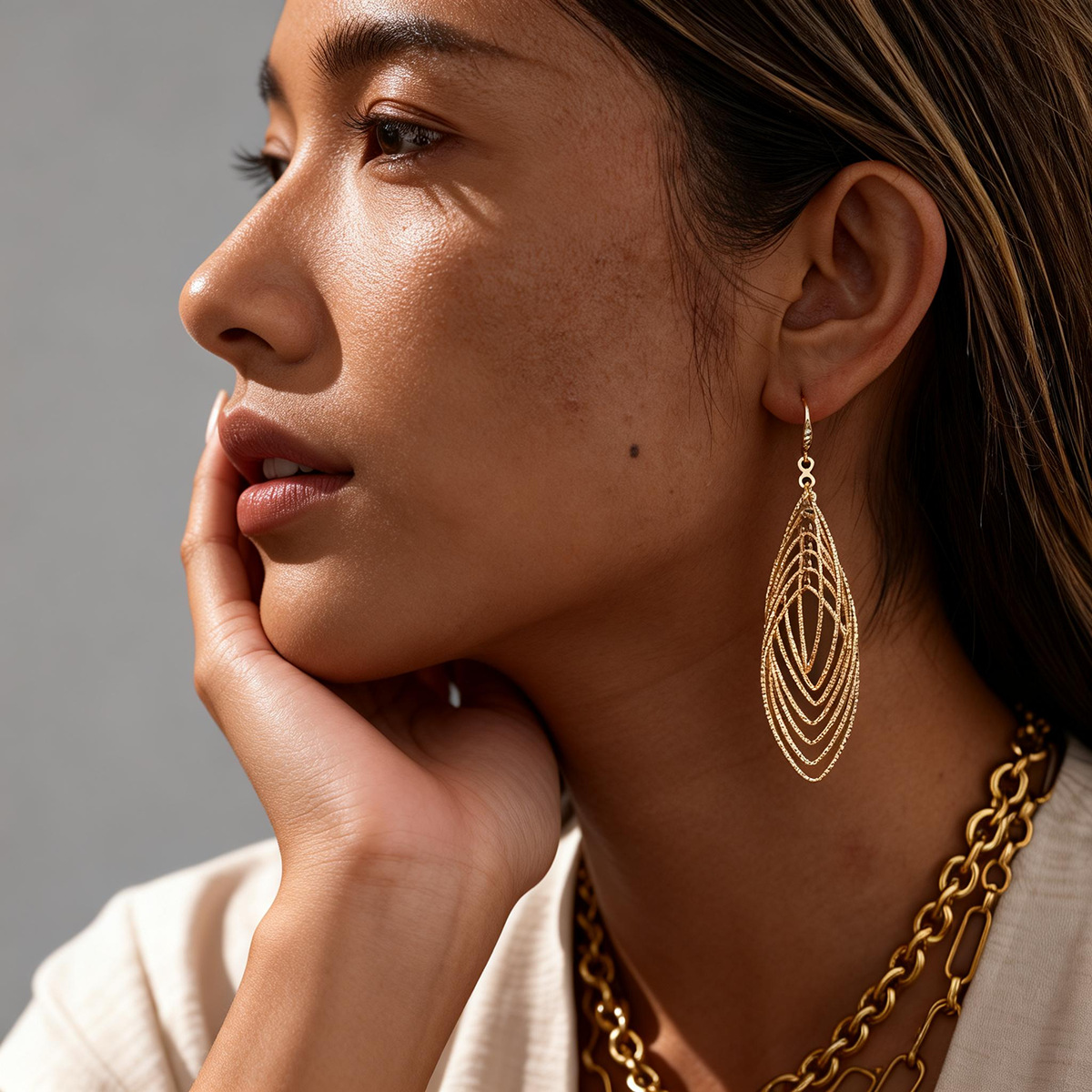 Europa y los Estados Unidos metal de zircón hueco oval gancho de orejas cruzadas personalidad transfronteriza nicho de moda alta sensación pendientes para mujeres